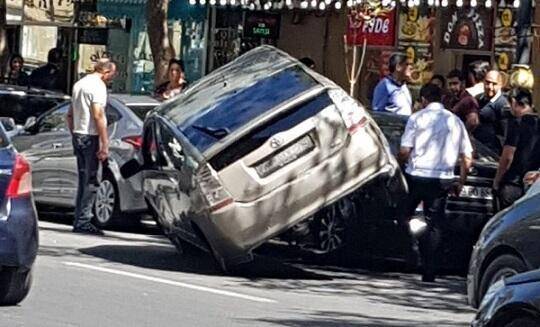 Bakıda \"Prius\" ağaca çırpıldı 