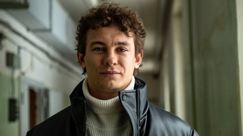 Rusiyalı aktyor restoranda dava salıb ofisiantı dişlədi - VİDEO