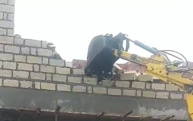 Daha bir qanunsuz tikili söküldü - VİDEO