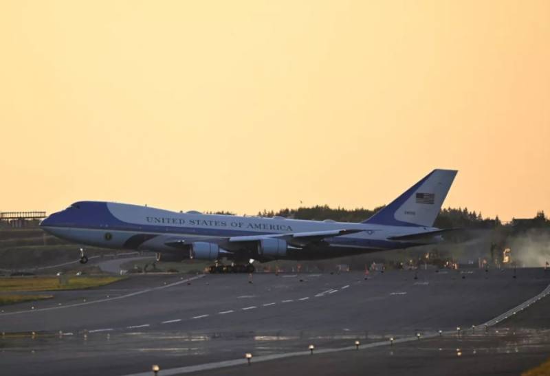 Jurnalistlər ABŞ prezidentinin təyyarəsindən oğurluq ediblər