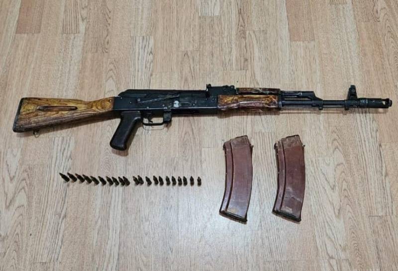 Saatlı sakini atasından qalan avtomatı polisə təhvil verdi