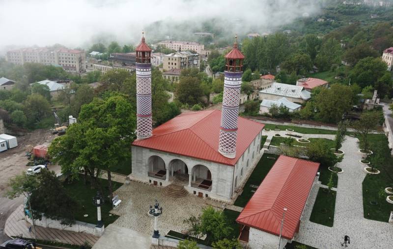 Müsəlman din xadimləri Yuxarı Gövhər Ağa məscidində namaz qılıblar