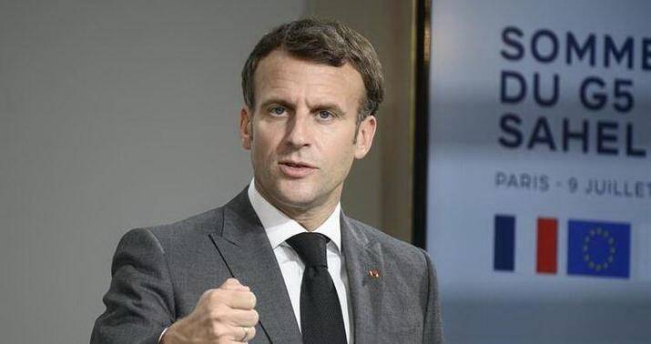 Makron bir şəxsin iki dəfədən artıq prezident ola bilməsinə məhdudiyyəti doğru saymır