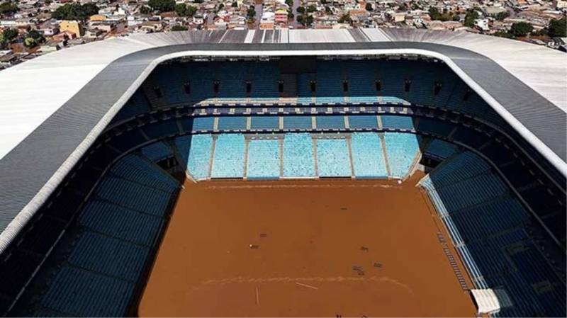 Sel suları məşhur stadionu palçıq hovuzuna çevirdi -  FOTO 