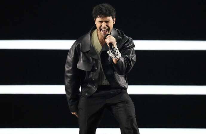 Eurovision-da \"Fələstin\" damğası: İsveçli müğənni səhnəyə Keffiyeh ilə çıxdı