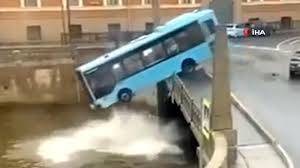 Rusiyada sərnişin avtobusu çaya düşdü: 4 ölü - VİDEO
