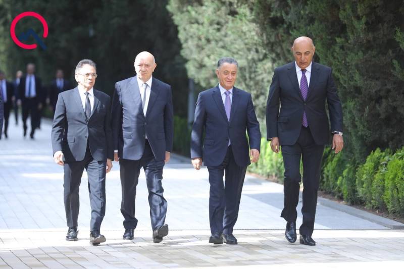 Rəsmilər Heydər Əliyevi yad edir - FOTOLAR
