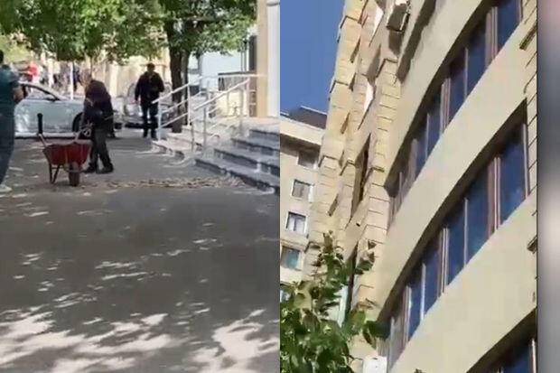 Təmirli binadan qopan beton parçaları yola düşdü - VİDEO