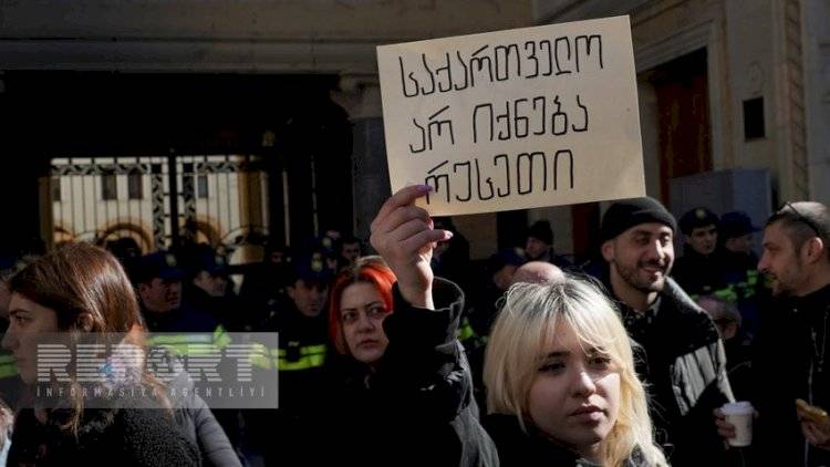 Tələbələr də ayağa qalxdı - Gürcüstan qarışır