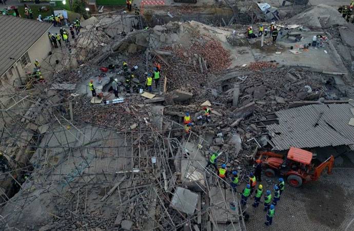 Cənubi Afrikada bina çökdü -  Ölənlərin sayı 32-yə yüksəldi 