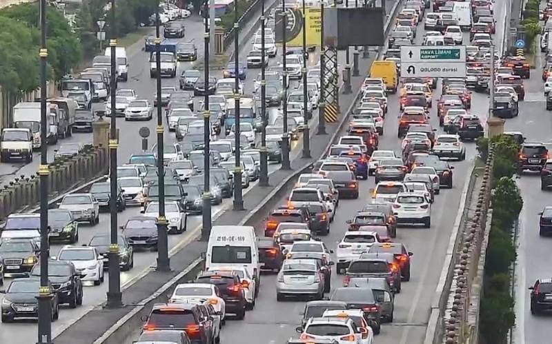 Bakının bəzi yollarında tıxac var - SİYAHI