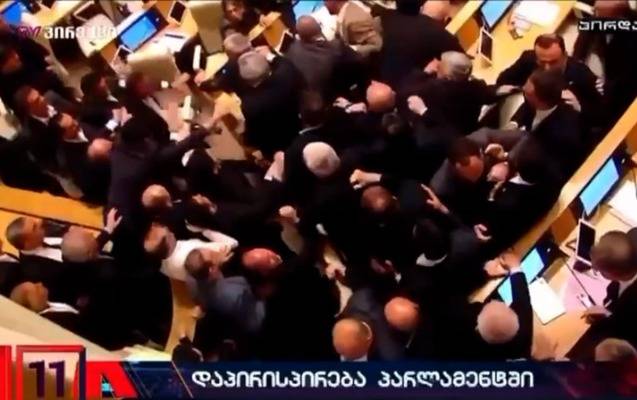 Gürcüstan parlamentində yenə dava düşdü - VİDEO