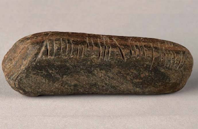 Bağçasını təmizləyərkən 1600 il əvvəl yazılmış daş tapdı -  FOTO 