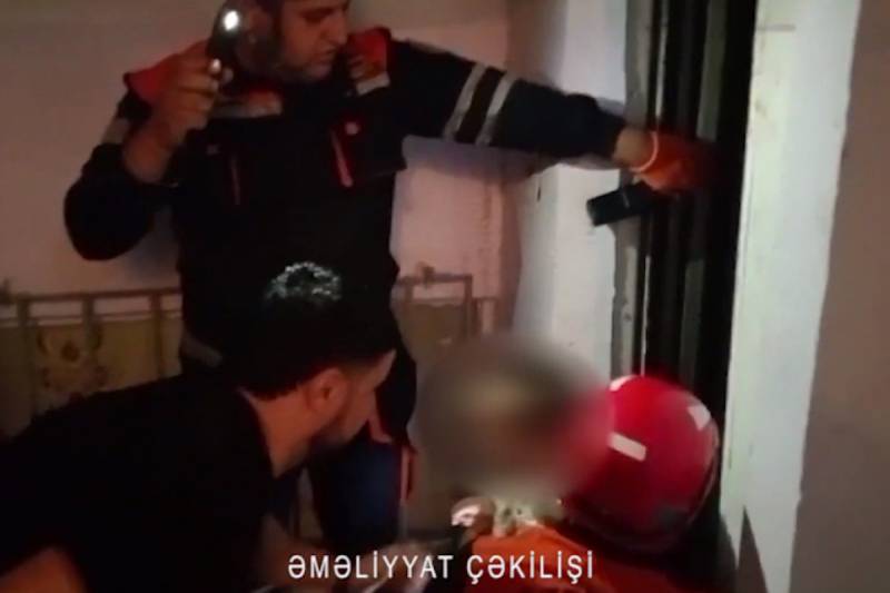 Doqquzmərtəbəli binanın liftində qalan 5 nəfər xilas edildi - VİDEO