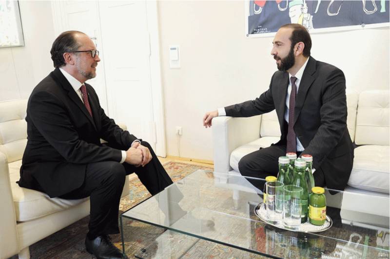 Mirzoyan həmkarı ilə Azərbaycandan danışdı