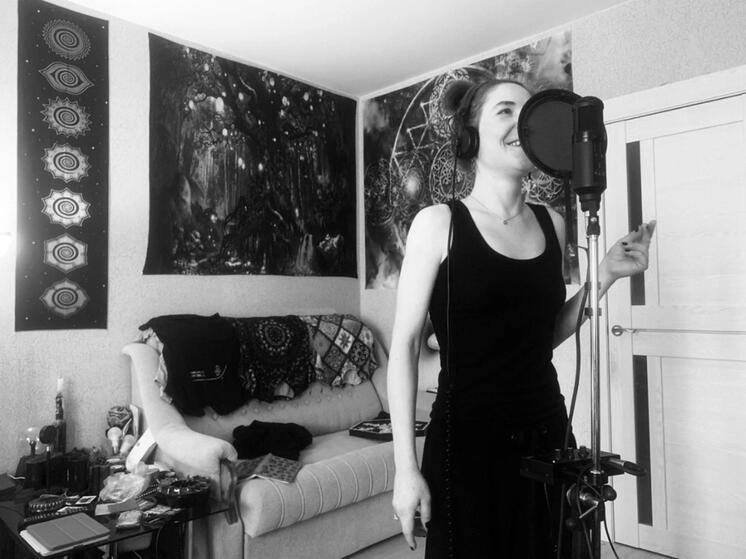 Müğənnini sevgilisi döyüb öldürdü 