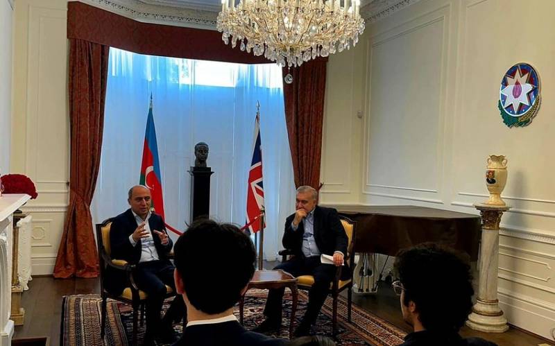 Nazir xaricdə oxuyanlardan DANIŞDI