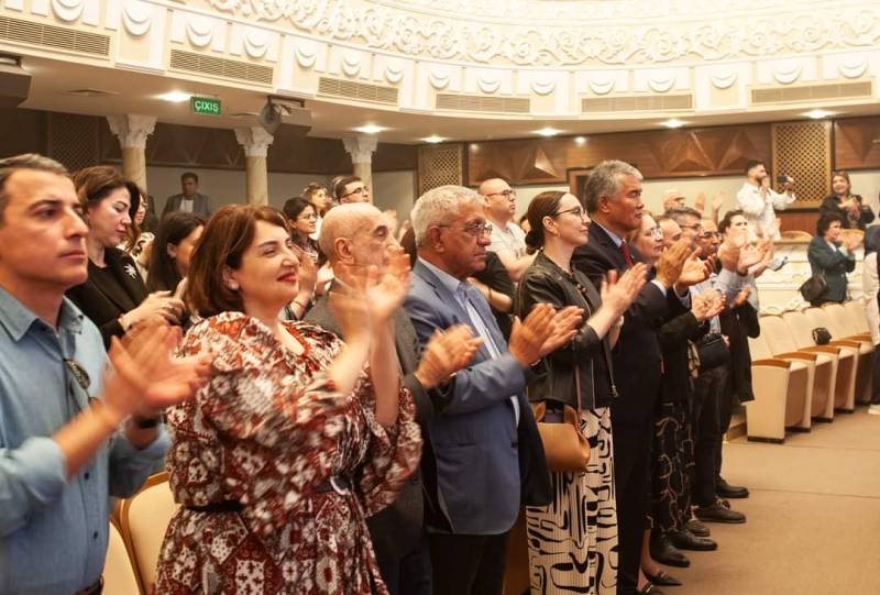 TÜRKSOY-un, ADA və ADMİU-nun rəhbərliyi “Əsrə bərabər gün” tamaşasında - FOTOLAR