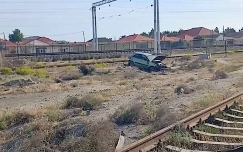 Minik maşını dəmir yolu xəttinin üzərinə aşdı