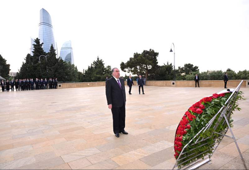 Tacikistan Prezidenti Şəhidlər Xiyabanını ziyarət etdi