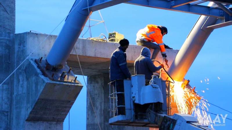 Yeni yerüstü piyada keçidinin tikintisi davam edir - VİDEO/FOTO