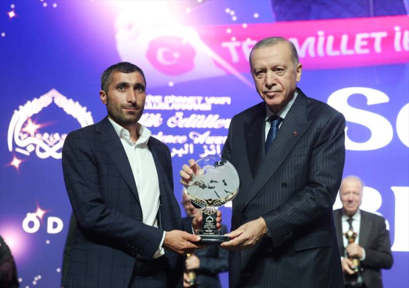 Ərdoğan Sərvəri mükafatlandırdı - FOTO
