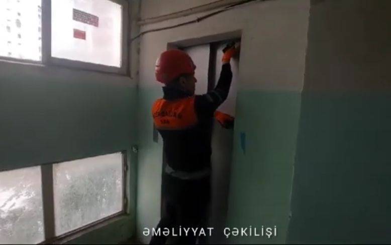 Liftdə qalan şəxs çıxarıldı - VİDEO