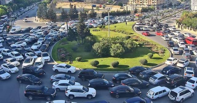 Yük avtomobili yolda qaldı: tıxac yarandı - FOTO
