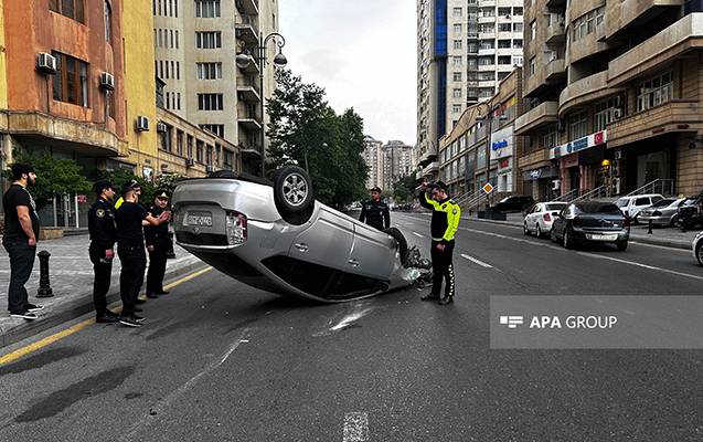 Telefona baxarkən “Prius”u aşırdı - Xəsarət alan var (FOTO)