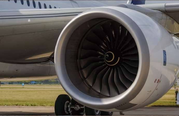 Təyyarənin işləyən mühərrikinə ilişən şəxs dünyasını dəyişdi