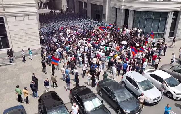 Qalstanyan etirazçıları XİN-in binasına hücum etməyə çağırdı