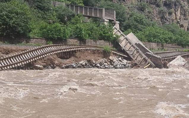 Rusiya Ermənistanda çökən dəmir yolunu bərpa edir