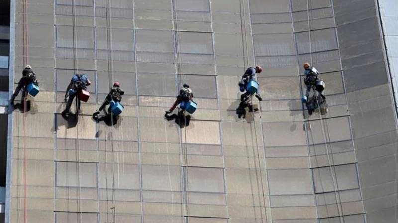 Çində fırtınanın təsirindən işçilər havada asılı qaldı