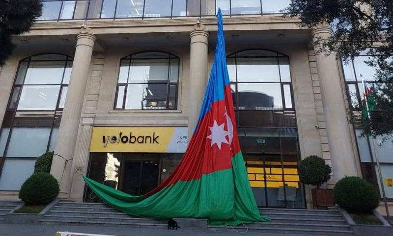 \"YeloBank\"ın binası önündə Azərbaycan bayrağına hörmətsizlik