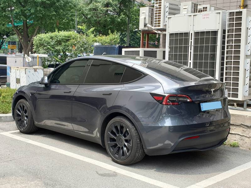 Tesla onu səhv parklama edən sahibindən belə qaçdı - VİDEO