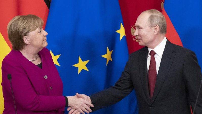 Merkel Putini tərif yağışına tutdu 