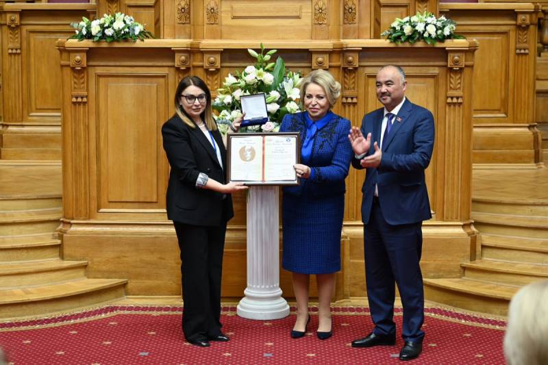 Mehriban Ələkbərzadəyə mükafat verildi  - FOTO