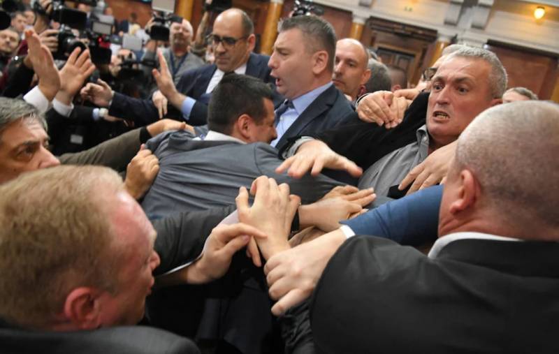Büdcə müzakirəsində deputatlar yumruq davasına çıxdılar - VİDEO