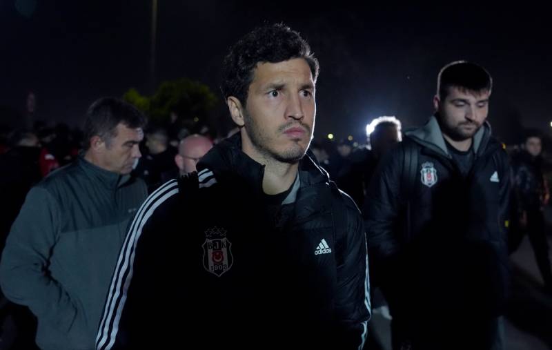 \"Beşiktaş\" tərəfdarları hava limanında etiraz keçirdi - VİDEO