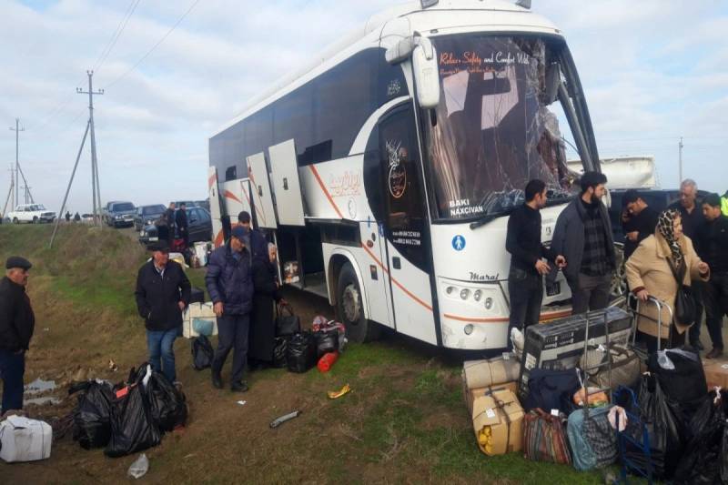 Naxçıvandan gələn avtobus \"Kamaz\"la toqquşdu - Yaralılar var