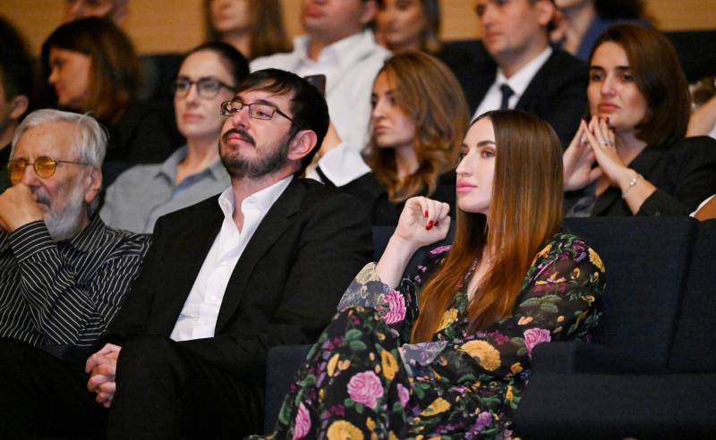 Heydər Əliyev xanımı ilə film təqdimatında - FOTO