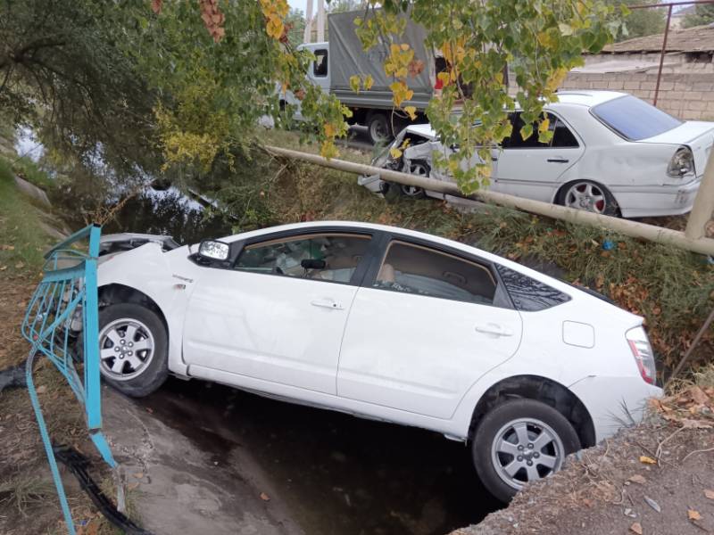 \"Mersedes\"lə toqquşan \"Prius\" kanala düşdü: Yaralılar var - FOTO