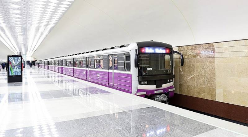 Metroda tüstülənmə: Stansiyaya giriş bağlandı - YENİLƏNİB