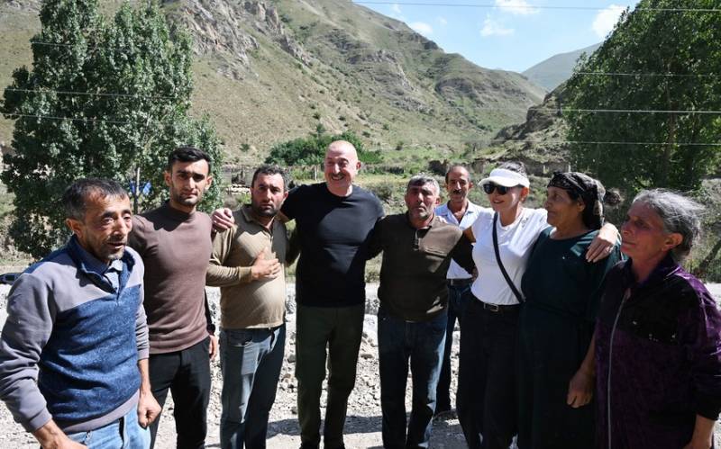 Prezident İlham Əliyev və Mehriban Əliyeva Kəlbəcər sakinləri ilə görüşüblər - FOTOLAR