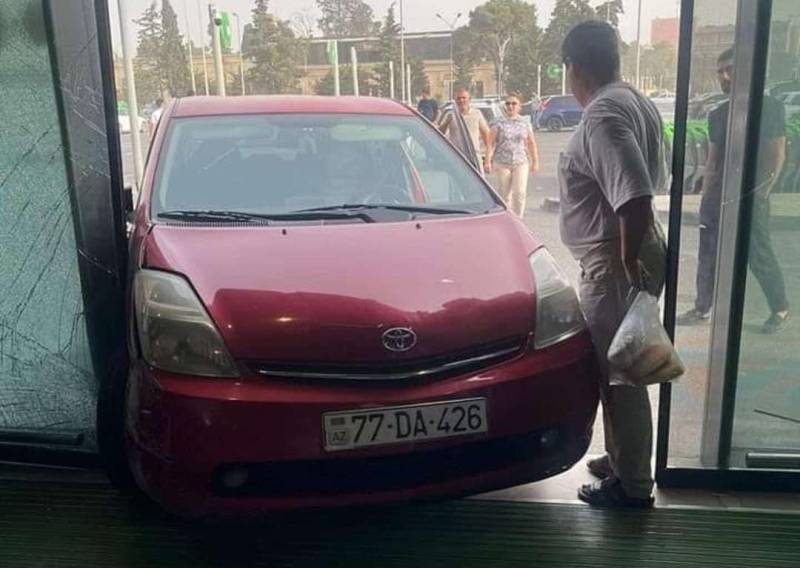 Bakıda qəza törədib qaçan avtomobil marketə girdi