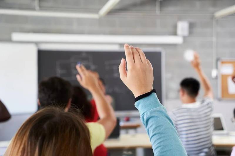 Daha bir ölkə məktəbdə mobil telefondan istifadəyə son verdi