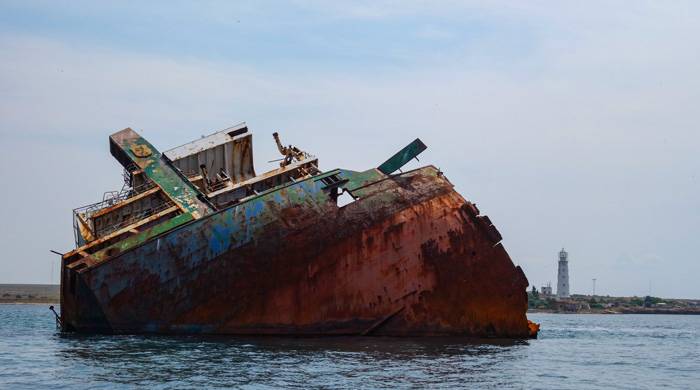 İran gəmisi Küveytin ərazi sularında batdı 