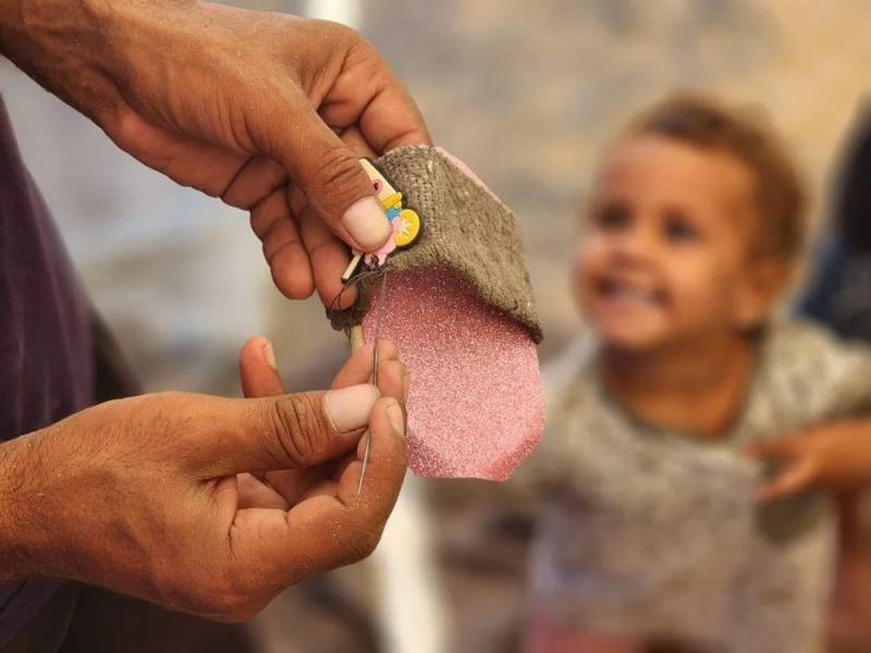 Müharibədə zərərçəkmiş uşaqlara taxtadan ayaqqabı düzəltdi - FOTOLAR