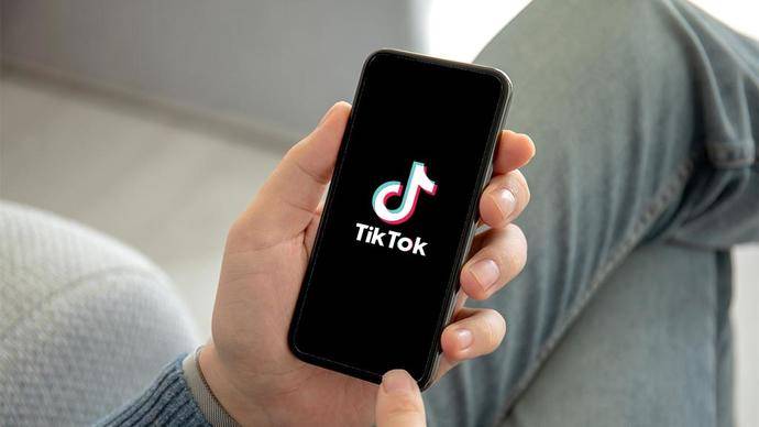 Qohumlarının 10 minlərlə manatını alıb \"TikTok\"da xərclədi