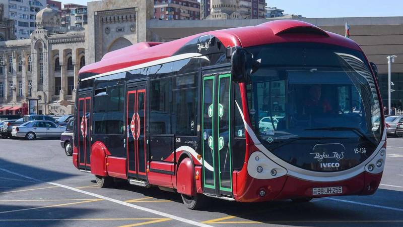 Bakıda sərnişin dolu avtobus \"Nissan\"la toqquşdu - VİDEO